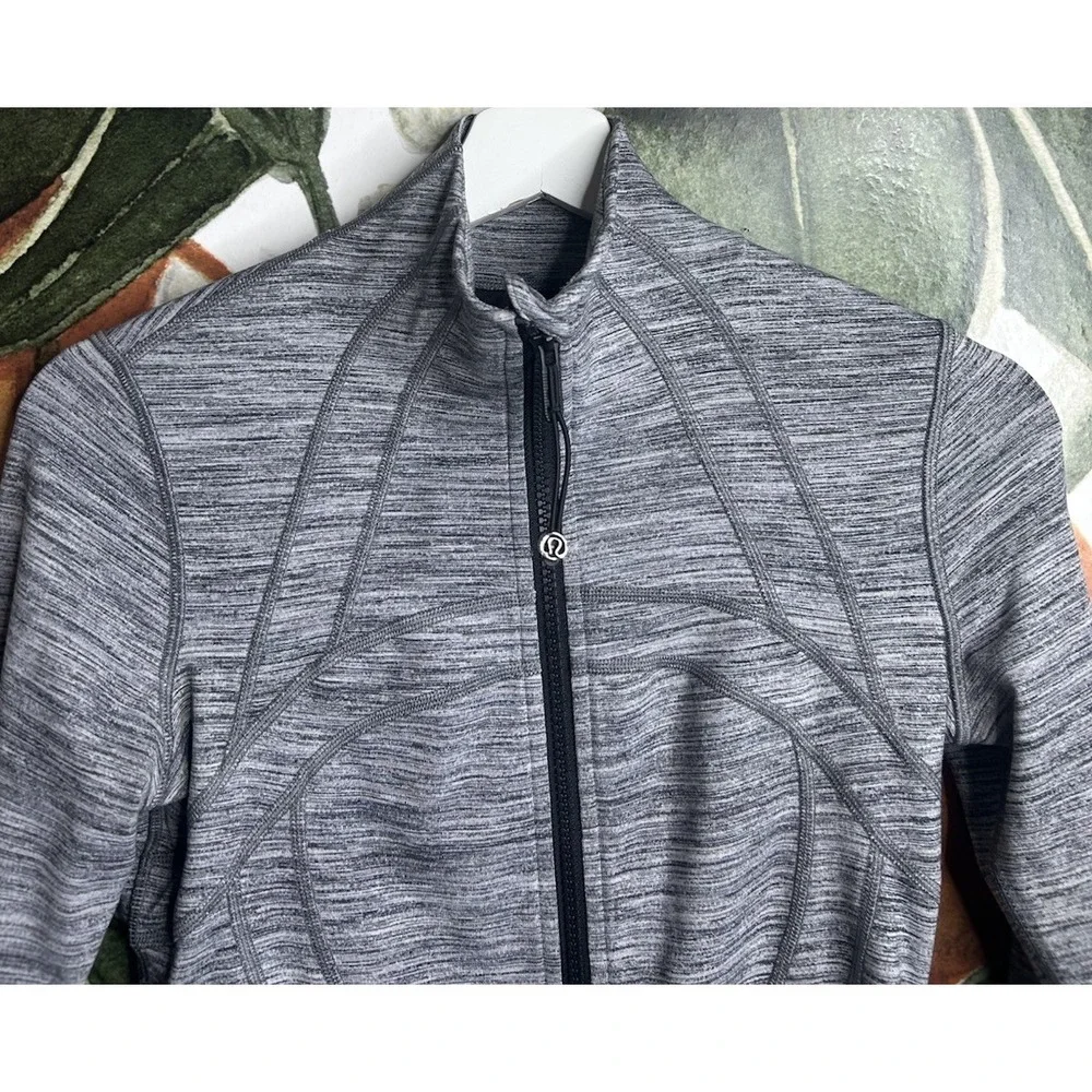 Lululemon Size 4 Womens Define Jacket Spacedye Gray Thumbholes Gym Athletic Wear
